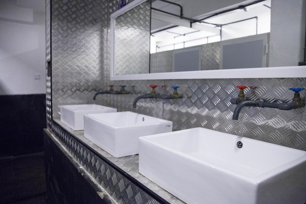 Bunky Monkey Hostels Коломбо Екстериор снимка