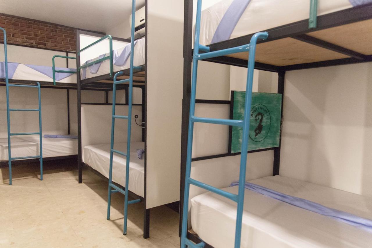 Bunky Monkey Hostels Коломбо Екстериор снимка